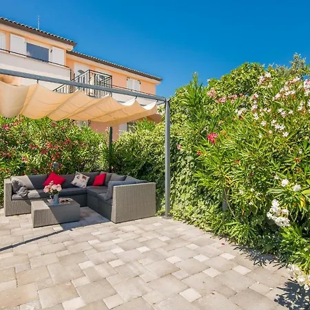 Awesome In Krk With Kitchen Apartmán