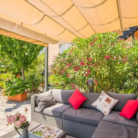 Awesome In Krk With Kitchen Apartmán